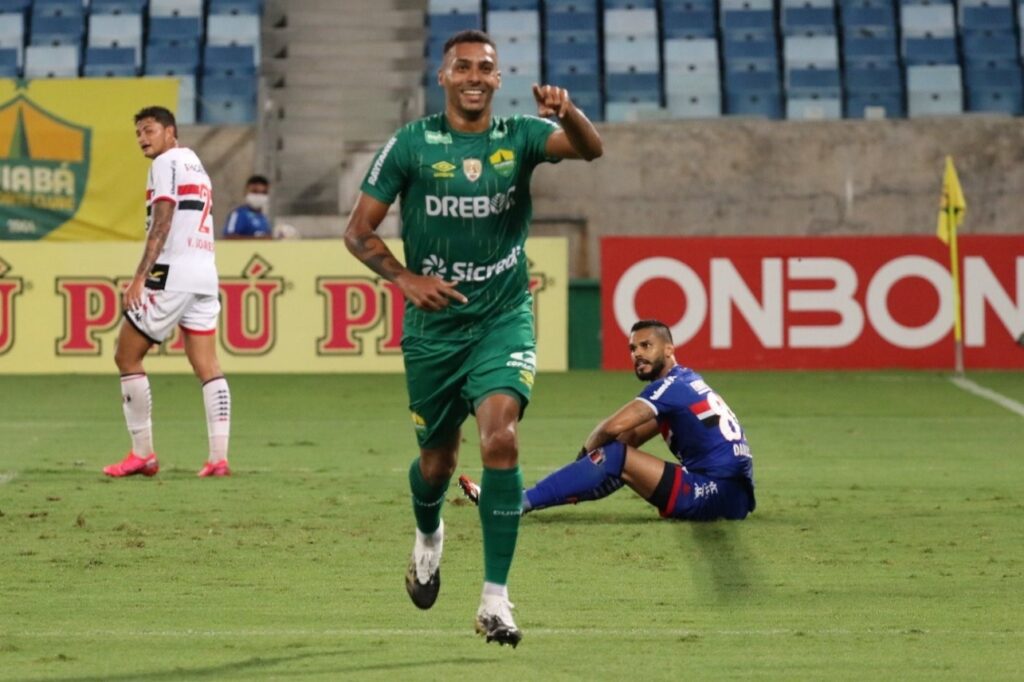 Juventude se aproxima de Élton: Atacante Élton comemora gol pelo Cuiabá no Brasileirão 2021