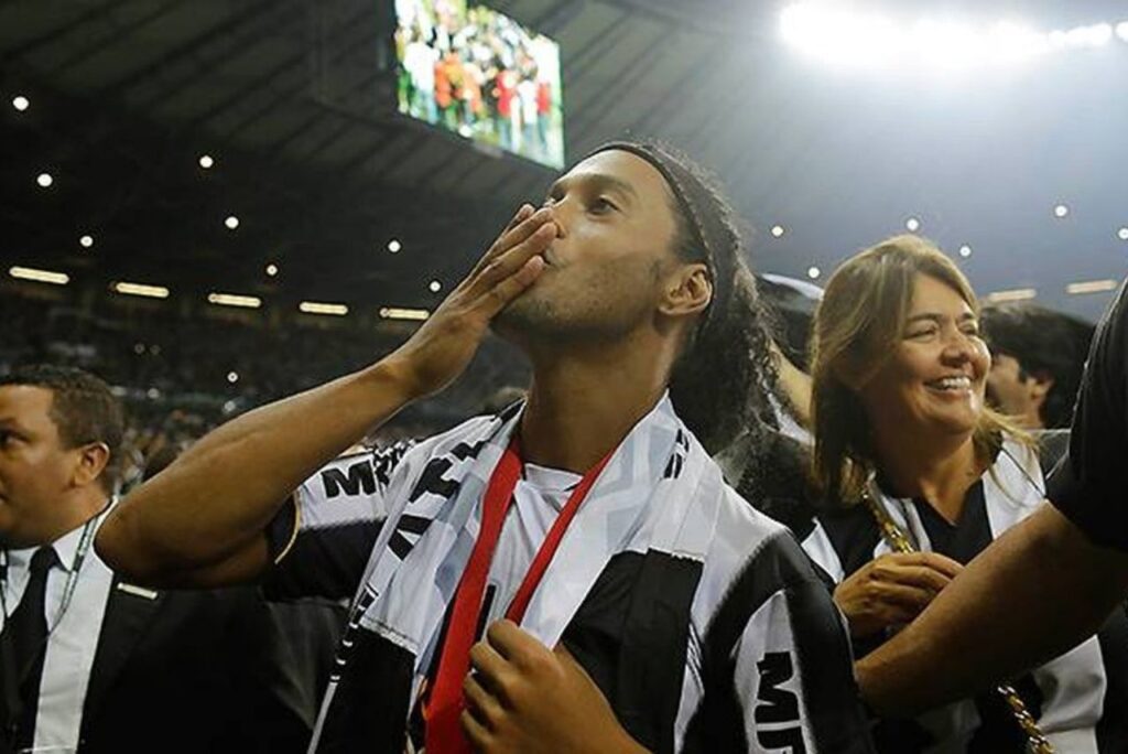 Dívida do Atlético-MG com Ronaldinho cresce e Galo tenta renegociar