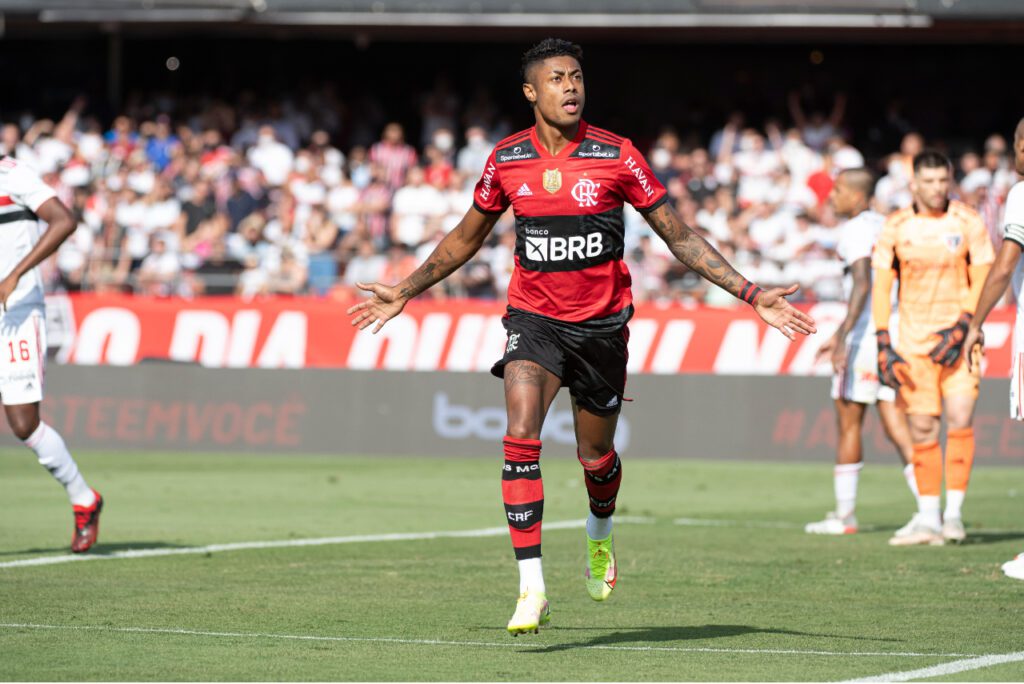 Atacante Bruno Henrique comemora gol em jogo do Flamengo contra o São Paulo