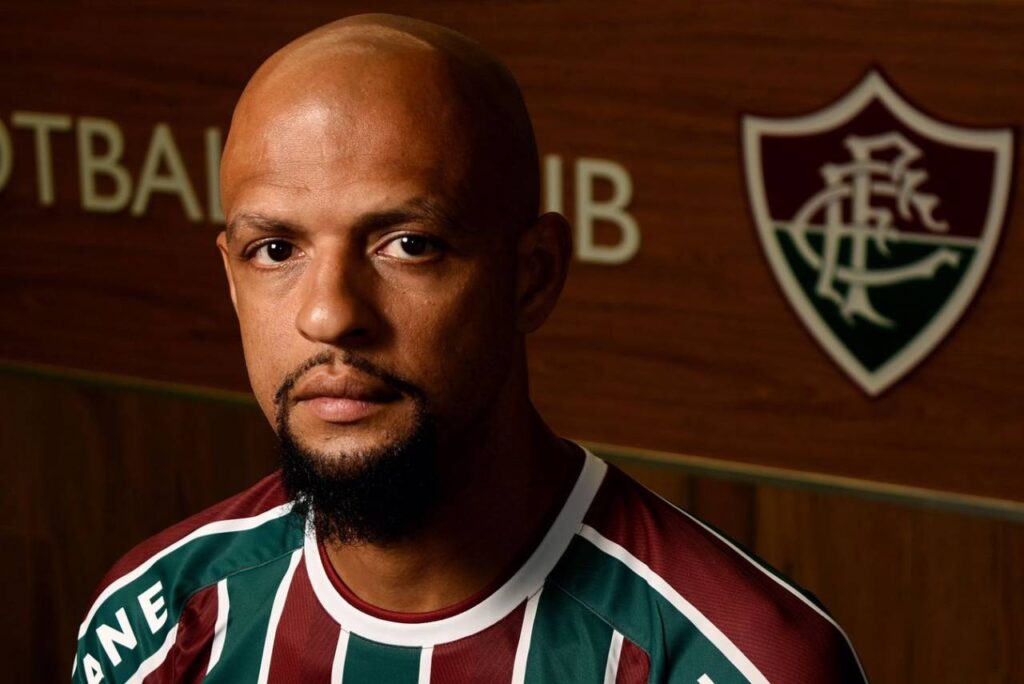 Felipe Melo, posa em sala do Fluminense