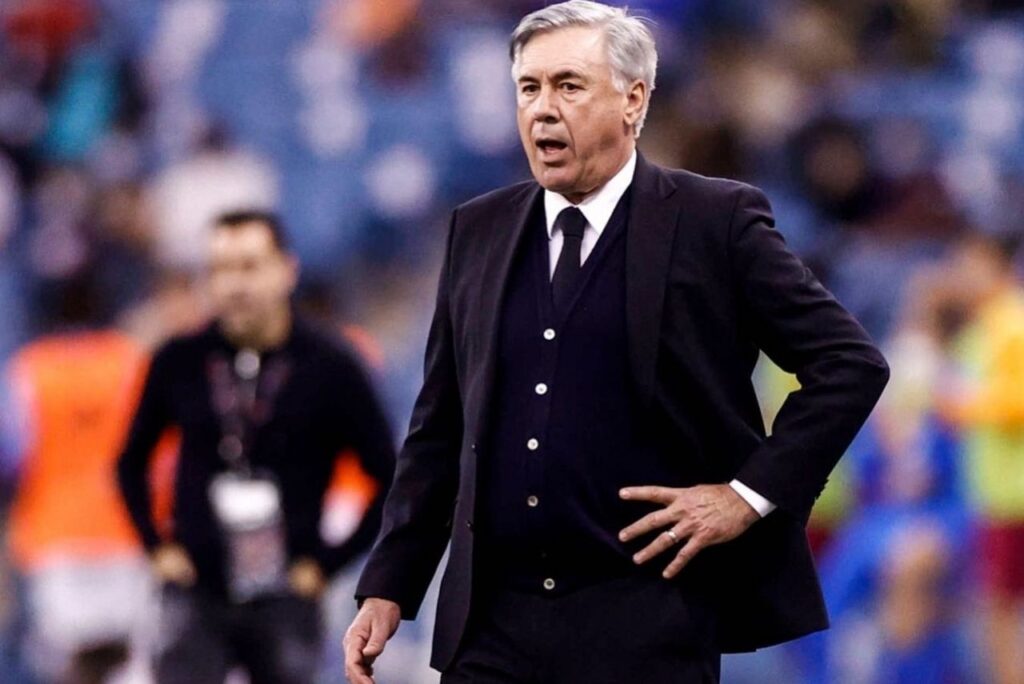 Ancelotti fica no Real: Treinador Carlo Ancelotti, do Real Madrid, com braço na cintura à beira do campo em 2022