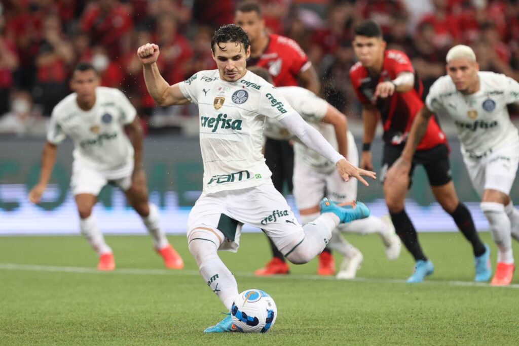 Veiga pode sair do Palmeiras: Meia Raphael Veiga, do Palmeiras, cobra pênalti contra o Athletico Paranaense em 2021
