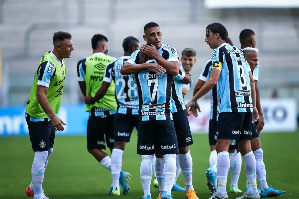 Final do Gauchão: jogadores do Grêmio comemoram gol no centro do gramado. Foto: Lucas Uebel / Grêmio FBPA