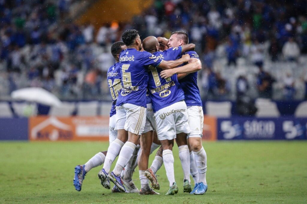 Time do Cruzeiro comemora gols