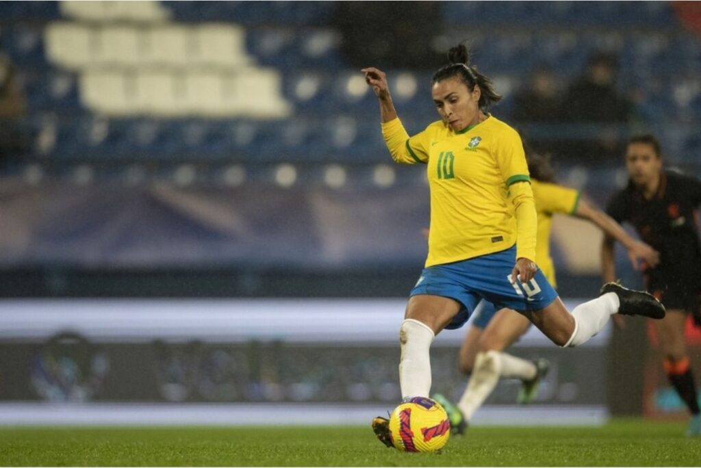 Atacante Marta, cobra pênalti pela Seleção Brasileira Feminina.