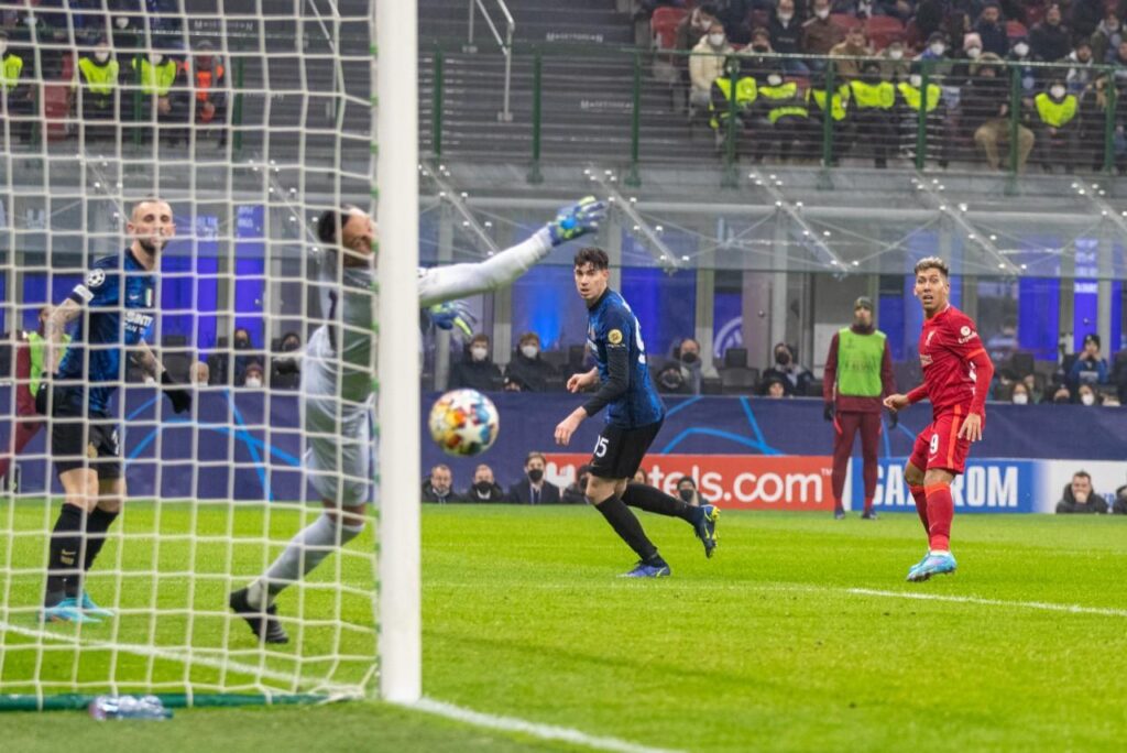 Firmino, do Liverpool, contra a Inter de Milão