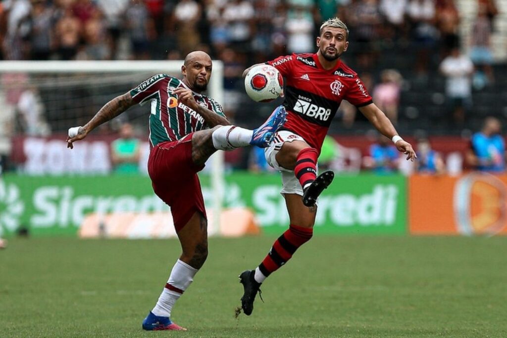Felipe Melo, do Fluminense, e Giorgian de Arrascaeta, do Flamengo, em jogo do Campeonato Carioca de 2022