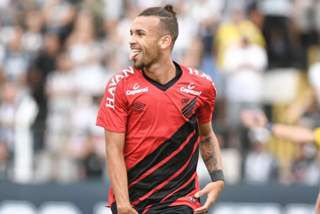 Jajá, atacante do Athletico-PR emprestado ao Cruzeiro