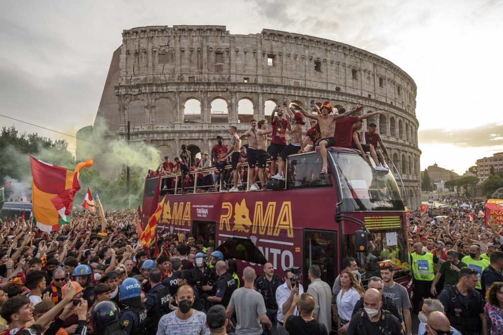 Elenco e comissão técnica da Roma comemoram título da Liga Conferência com torcida