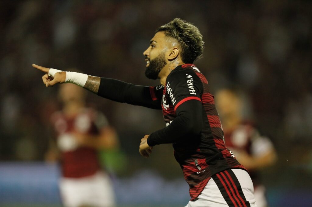 Flamengo avança com gols de Gabigol e Victor Hugo