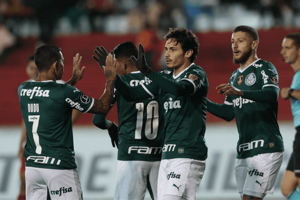 Raphael Veiga, atacante do Palmeiras na Libertadores, comemorando gol
