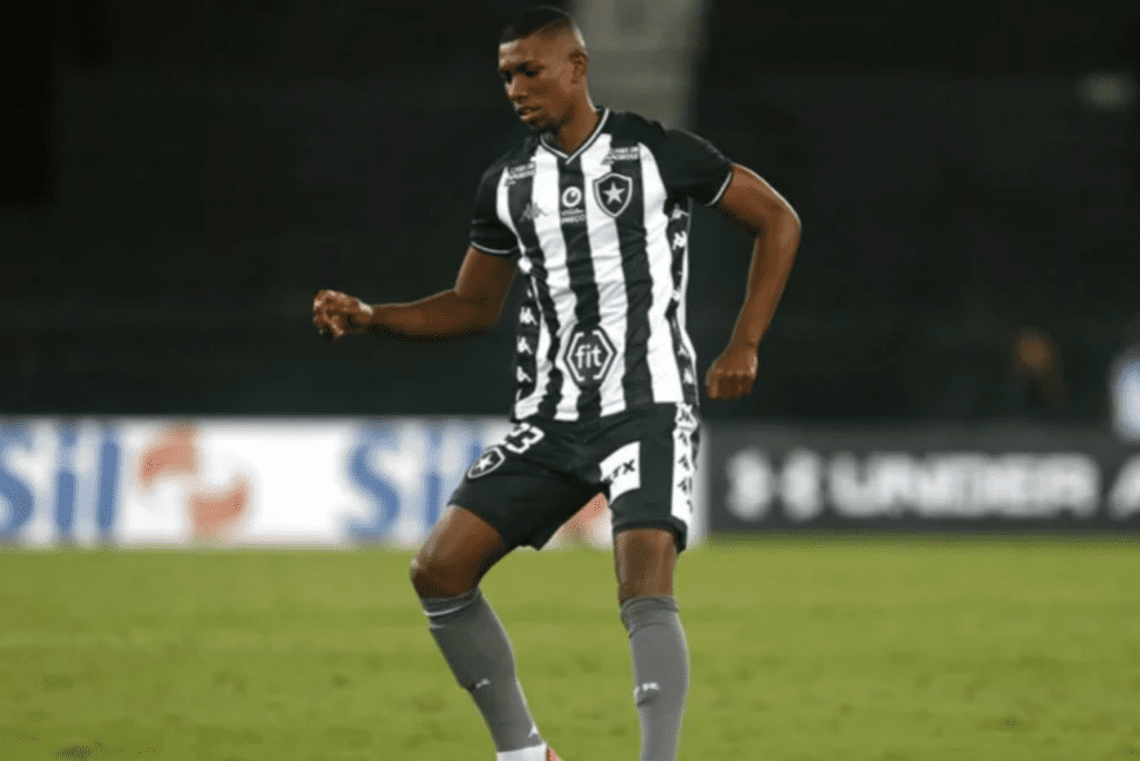 Zagueiro Kanu, que renova o contrato com o Botafogo