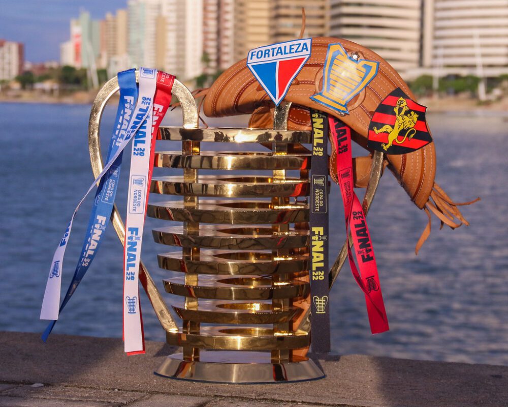 Taça da Copa do Nordeste, com adornos que remetem ao Fortaleza e ao Sport, finalistas da edição de 2022 da competição
