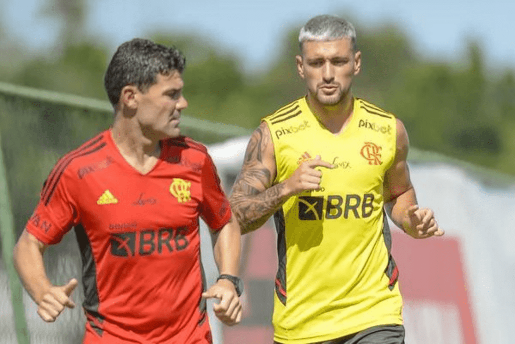 Flamengo: Filipe Luís trabalha com bola e Arrasca faz treino leve