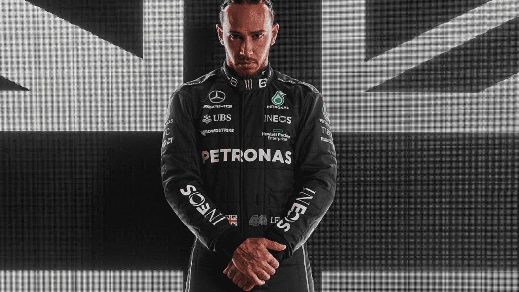 F1: Piloto da Mercedes na Fórmula 1, Lewis Hamilton, à frente da bandeira do Reino Unido