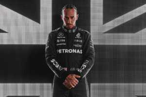 F1: Piloto da Mercedes na Fórmula 1, Lewis Hamilton, à frente da bandeira do Reino Unido