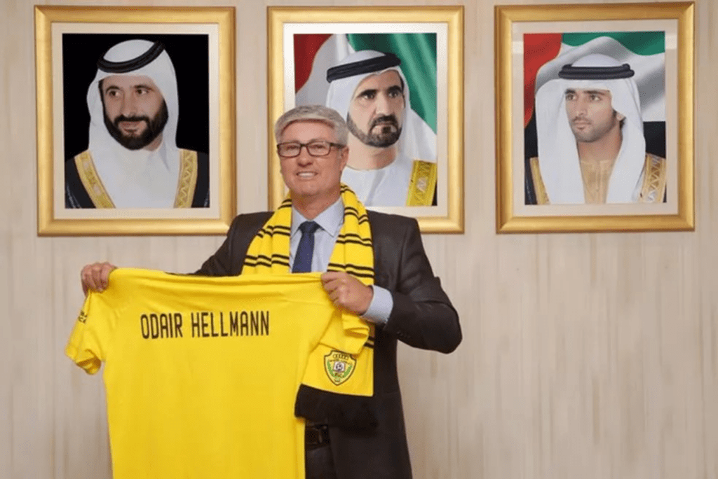 Odair Hellmann, ex-treinador do Al Wasl, segurando camisa do clube
