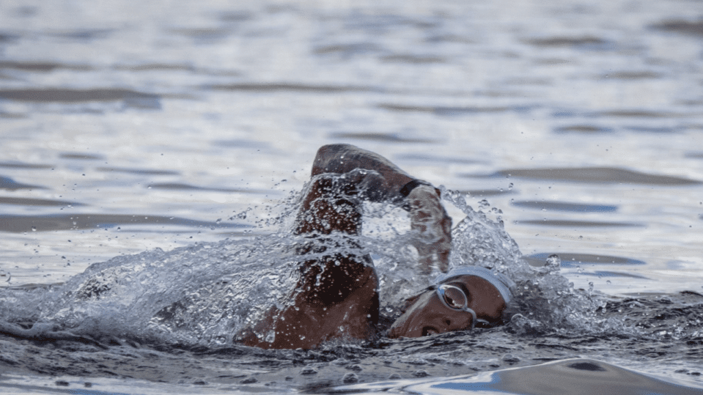 Ana Marcela cunha, nadando para o ouro no Mundial de Esportes Aquáticos, em Budapeste, na prova de Maratona Aquática 5km
