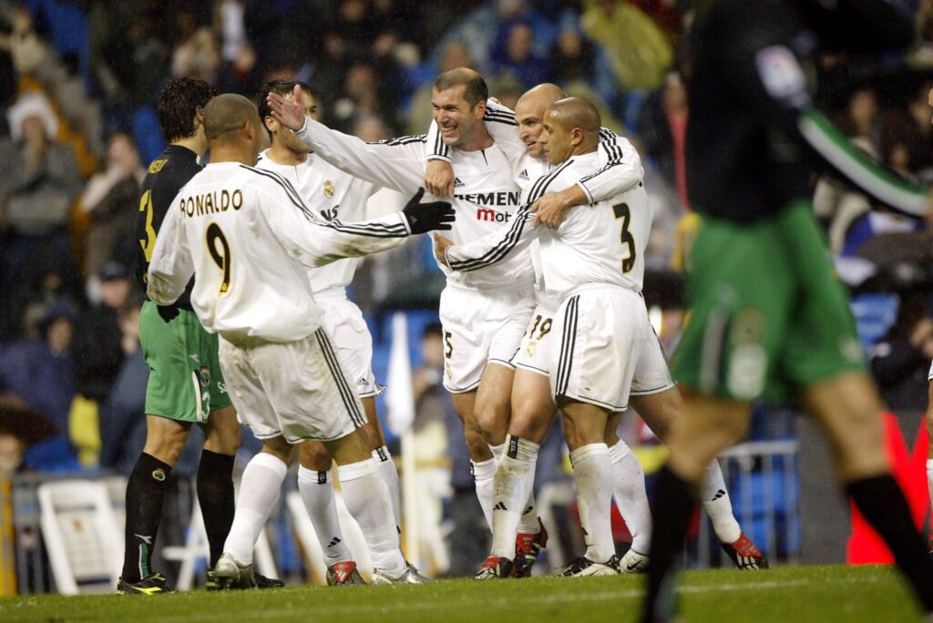 Zidane comemorando gol pelo Real Madrid, em jogo do Campeonato espanhol de 2003, junto com os colegas de time.