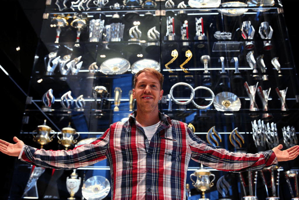 Piloto Sebastian Vettel em galeria de troféus da Red Bull Racing - Fórmula 1 F1