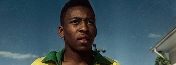 Imagem de Pelé jovem, com parte da camisa da seleção brasileira aparecendo, em documentário da netflix sobre vida e carreira do Rei do Futebol