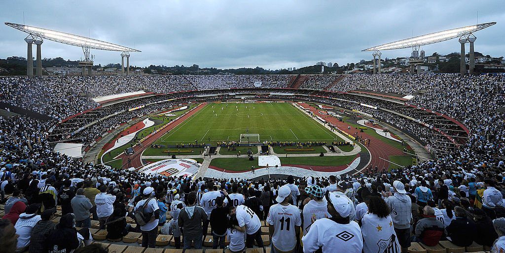 Vila Belmiro, estádio do Santos, lotada de torcedores