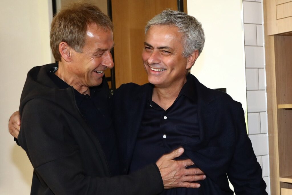 Jürgen Klinsmann, ao lado de José Mourinho. Alemão vê Brasil e Argentina favoritos para a Copa do Catar
