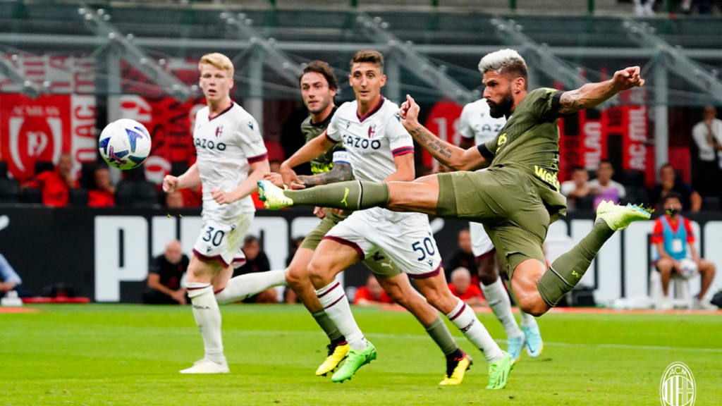 Atacante Oliver Giroud, marca gol do Milan contra o Bologna