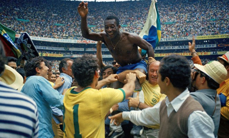 Pelé erguido por brasileiros comemorando a vitória na Copa do Mundo de 1970