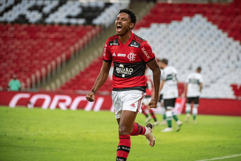 Atacante vitinho, de saída do Flamengo, comemora gol no clube