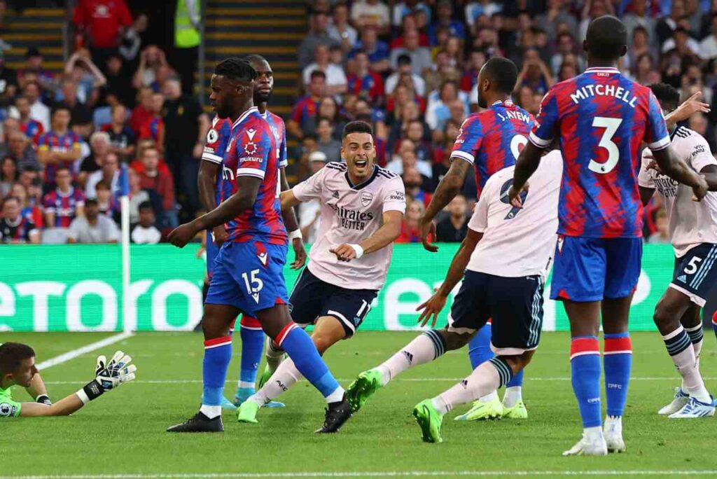 Atacante Gabriel Martinelli, do Arsenal, comemora gol contra o Crystal Palace