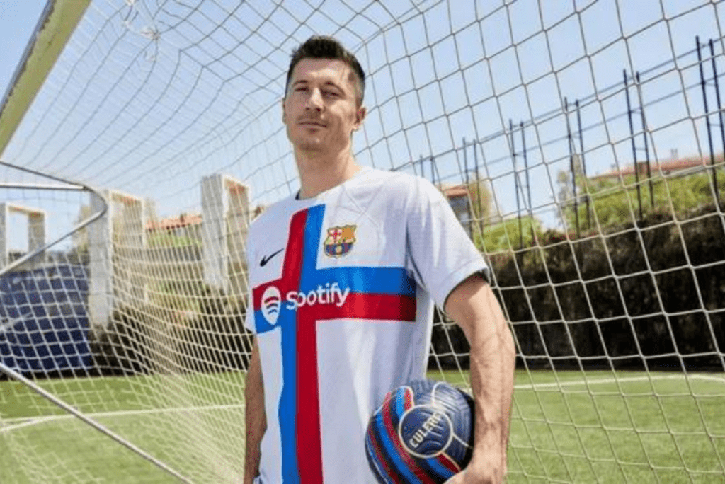 Atacante Robert Lewandowski com nova camisa do Barcelona