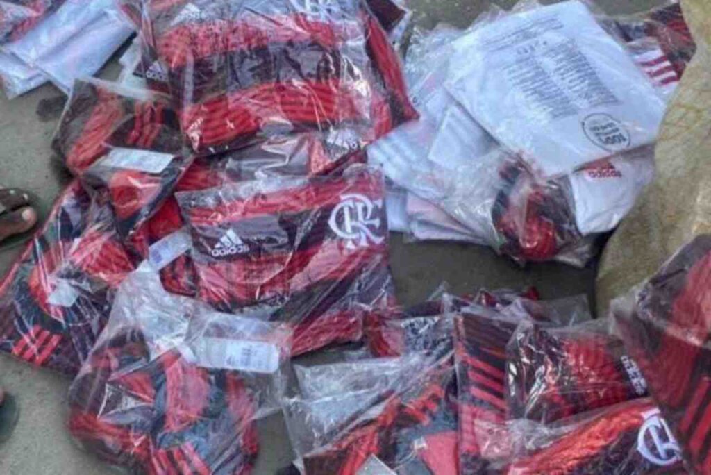 Caminhão que carregava camisas do Flamengo é roubado e tem prejuízo milionário
