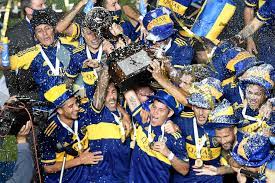 Jogadores do Boca Juniors erguendo taça de campeão do Campeonato Argentino