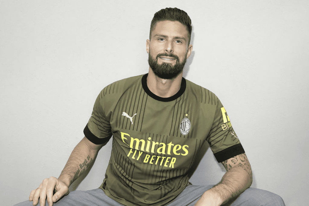Atacante Giroud vestindo a nova camisa do Milan