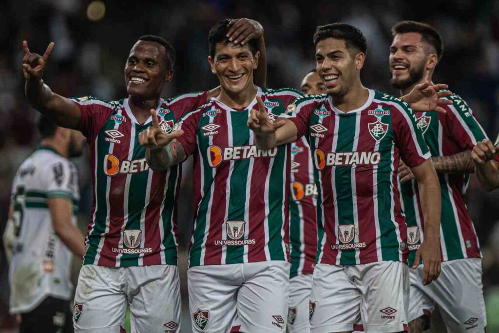 Fluminense goleia o Coritiba no Maracanã e pula para vice-liderança do Brasileirão