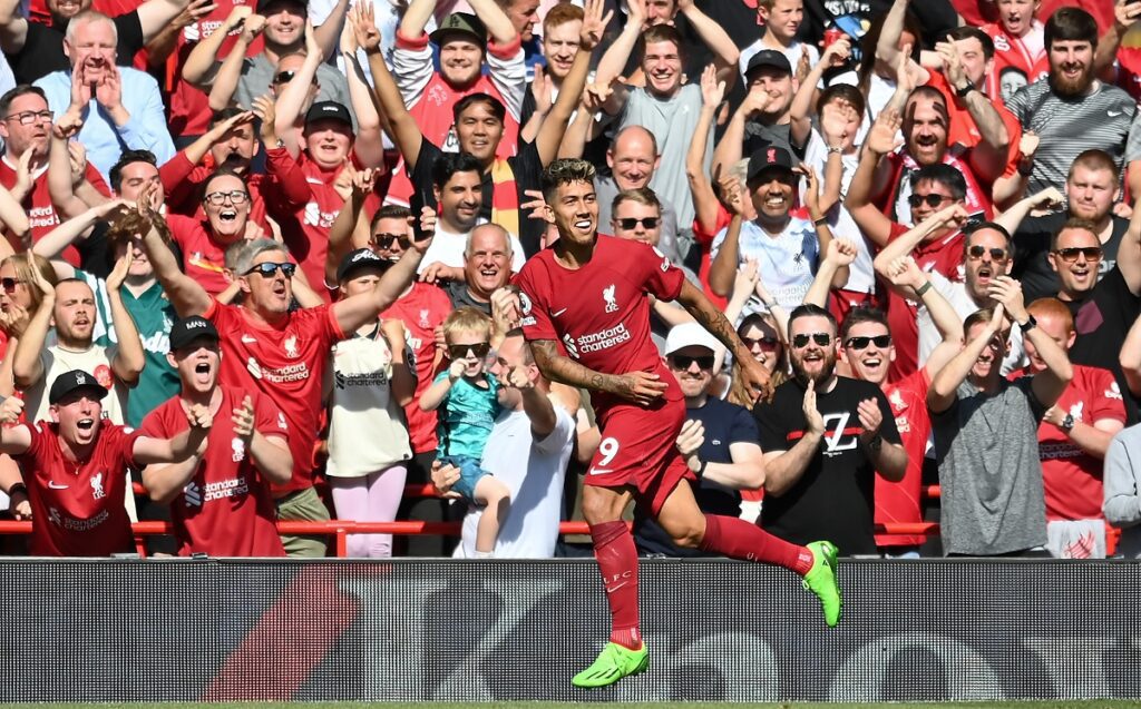 Atacante Roberto Firmino comemora gol em frente à torcida do Liverpool
