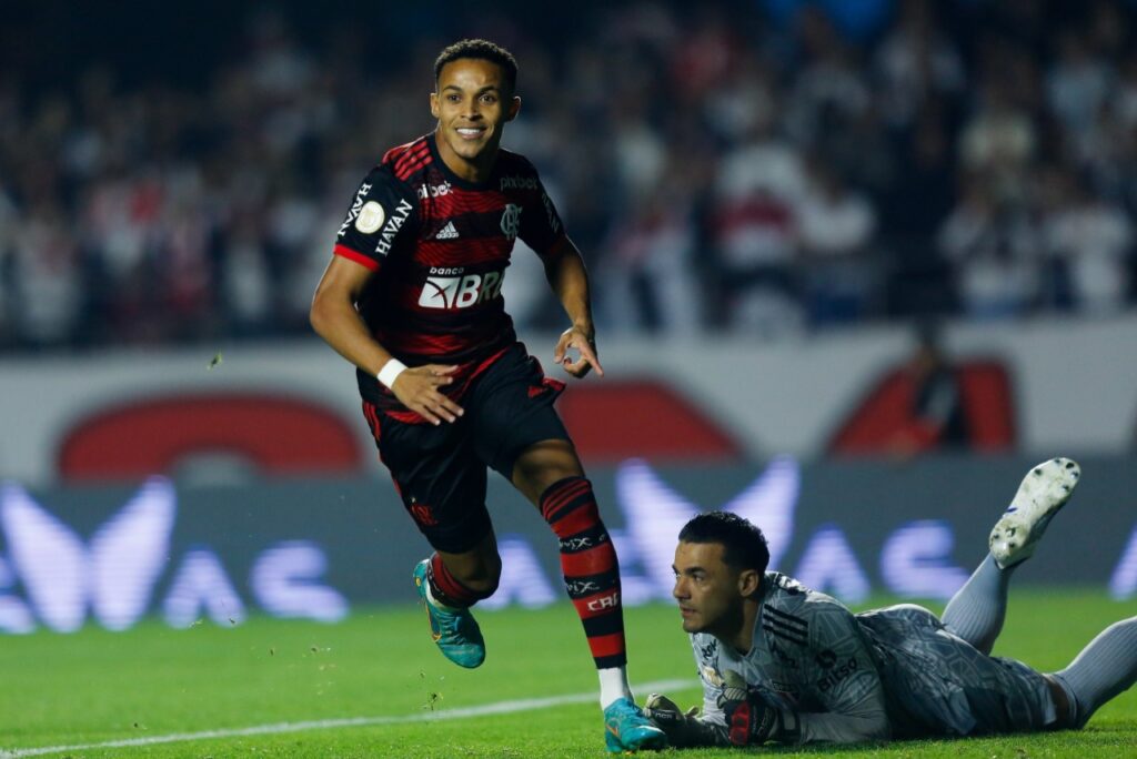 Flamengo bate São Paulo e entra no G-4 do Brasileirão