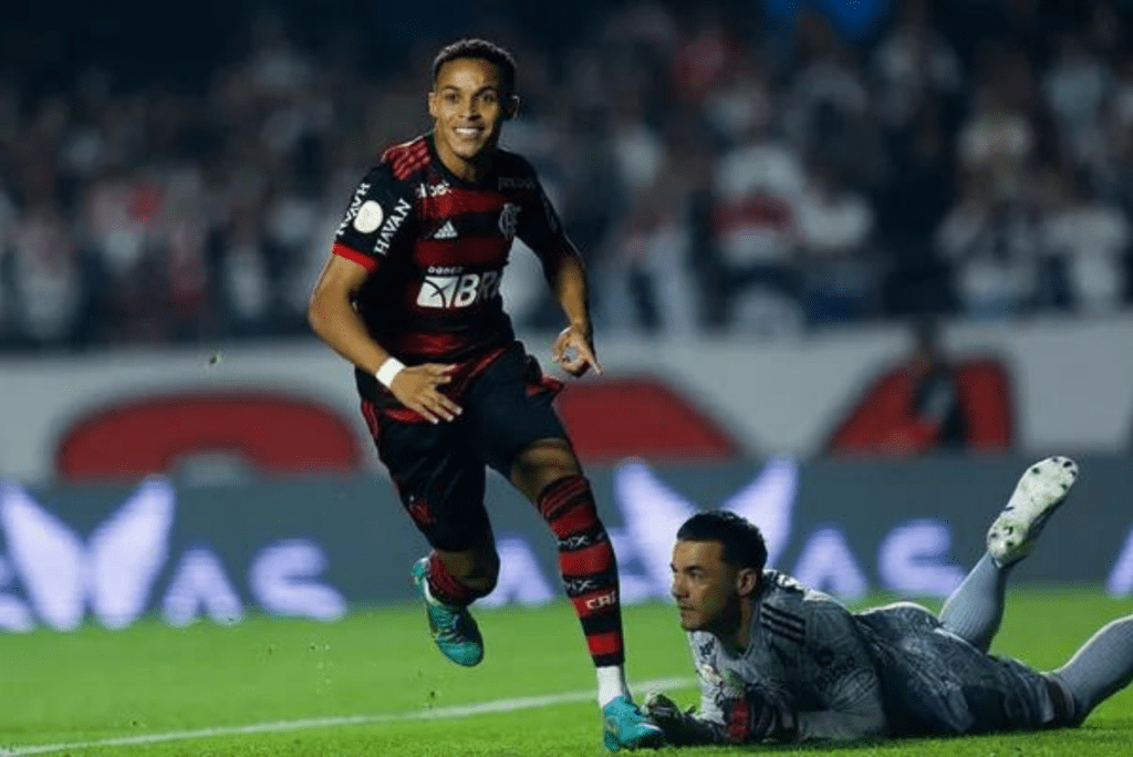 Atacante Lázaro, do Flamengo, em jogo contra o São Paulo