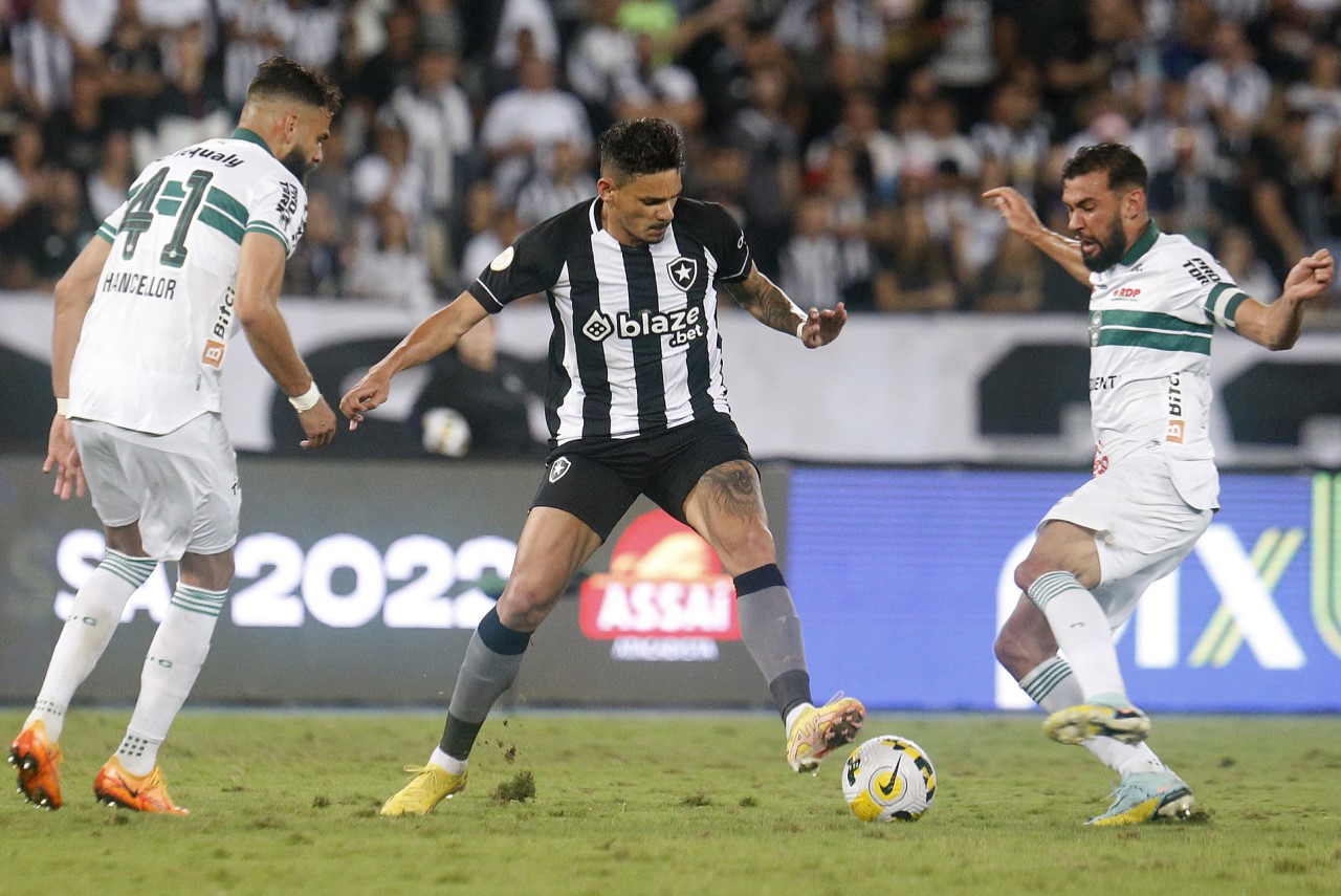 Botafogo bate Coritiba e encerra jejum em casa no Brasileirão