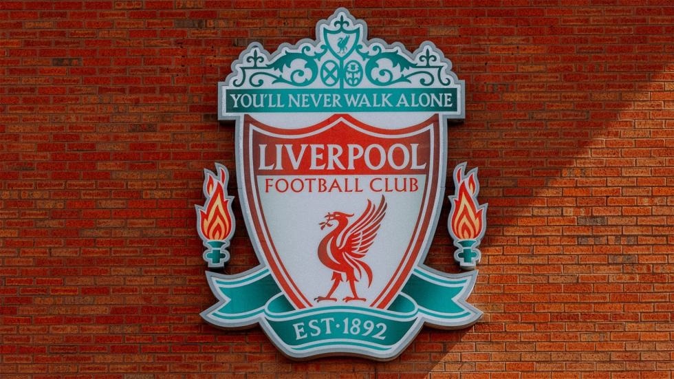 Escudo do Liverpool aplicado sobre parede de tijolos