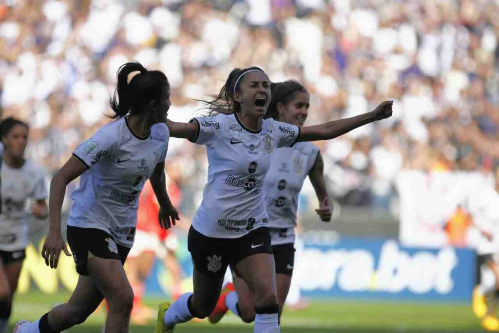 Com recorde de público, Corinthians goleia Inter e é tetracampeão do Brasileirão Feminino
