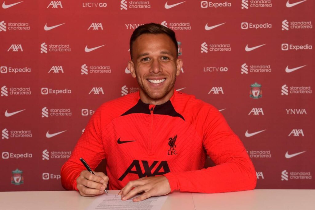 Arthur vai deixar o Liverpool: Volante Arthur assina contrato com o Liverpool na sala de imprensa do clube em 2022