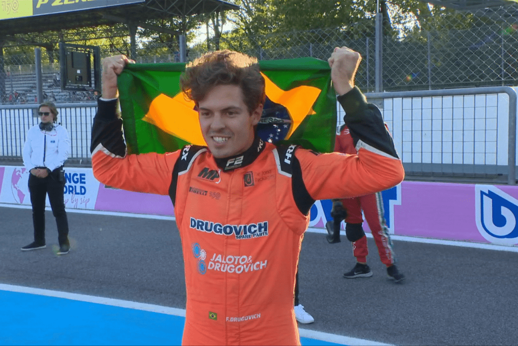 Piloto brasileiro Felipe Drugovich comemora título da Fórmula 2