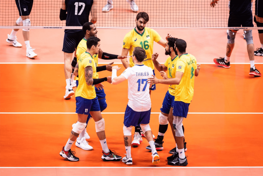 Sede do Pré-Olímpico de Vôlei: Jogadores do Brasil reunidos na quadra após lance de Brasil x Irã no Mundial de Vôlei Masculino - Copa do Mundo de Vôlei Masculino