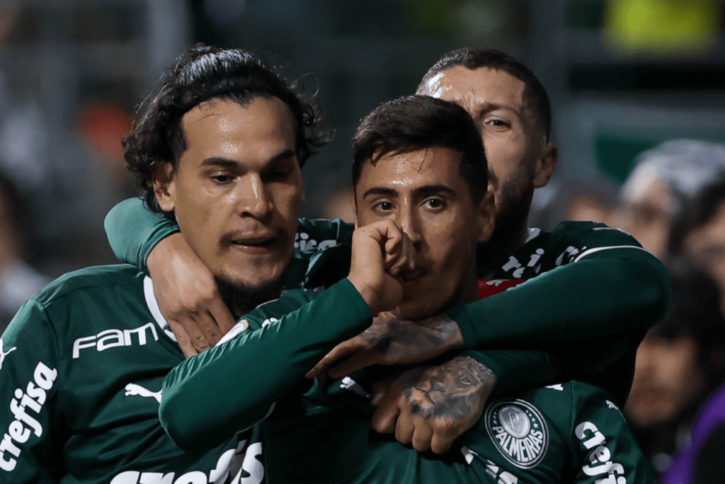 Miguel Merentiel, Gustavo Gomez e Zé Rafael, do Palmeiras, comemoram gol
