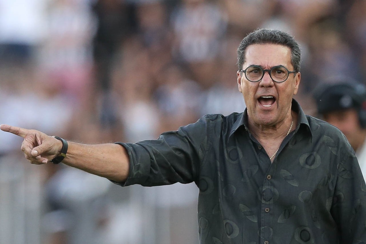 Após recuo com Roger Machado, Corinthians negocia com Vanderlei Luxemburgo para ser novo técnico - no foco da imagem aparece Vanderlei Luxemburgo. Ele está gritando com o braço direito erguido. Veste camiseta preta.