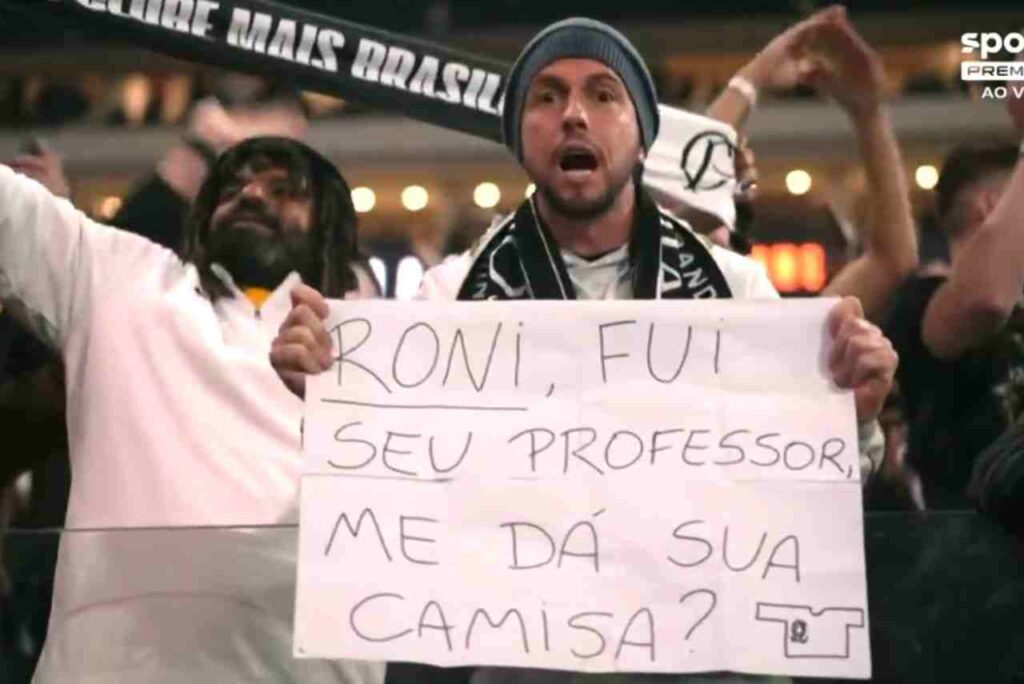 Ex-professor de Roni leva cartaz para a Arena Corinthians e ganha camisa do jogador