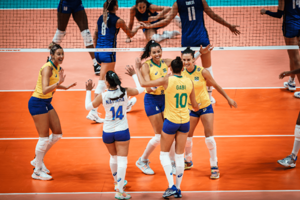 Jogo entre Brasil e Itália no Mundial de Vôlei