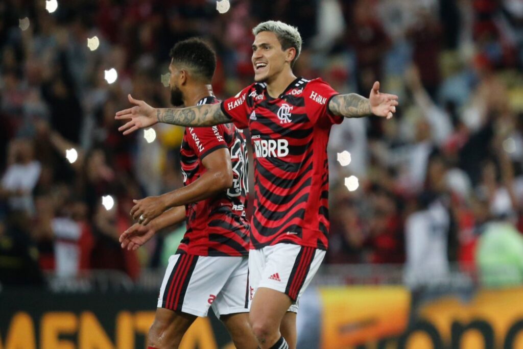 Gabigol e Pedro na equipe titular. Pedro abre os braços enquanto comemora gol marcado pelo Flamengo